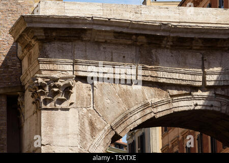 Rom. Italien. Bogen des Gallienus (Arco do Gallieno), die Alte Römische Porta Esquilina im Servian Wand. Stockfoto