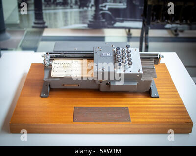 TERRASSA, SPANIEN - 19. März, 2019: 1923 IBM Typ 011 Mechanische Card Punch im Nationalen Museum für Wissenschaft und Technologie von Katalonien Stockfoto