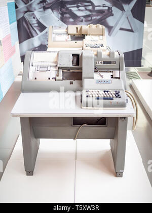 TERRASSA, SPANIEN - 19. MÄRZ 2019: IBM 26 Dolmetschen/Key Card punch Punch im Nationalen Museum für Wissenschaft und Technologie von Katalonien Stockfoto