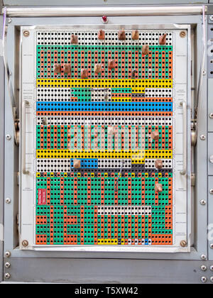 TERRASSA, SPANIEN - 19. MÄRZ 2019: Arbeitskreis von EAI-Pacer 16-31 R analogen Computer im Nationalen Museum für Wissenschaft und Technologie von Katalonien Stockfoto