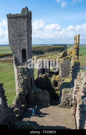 Blick von Osten Turm Torhaus am Dunstanburgh Castle, Northumberland, England, Großbritannien Stockfoto