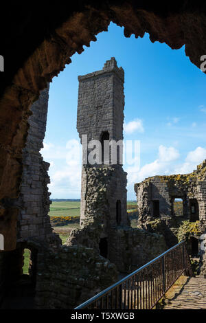 Blick von Osten Turm Torhaus am Dunstanburgh Castle, Northumberland, England, Großbritannien Stockfoto