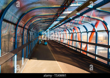 Fußgänger die Tony Carter Zyklus Brücke, Cambridge, Cambridgeshire, England Stockfoto