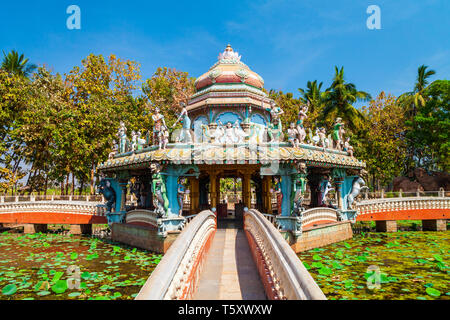 Hindu Tempel und Teich mit Lotus Blumen an Hampi, der Mitte des hinduistischen Vijayanagara Empire in Karnataka in Indien Stockfoto