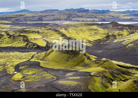 Dramatische island Landschaft aus Kratern von Laki vulkanischen Spalte mit einem grünen Hügel und schwarze Lava sieht aus wie ein Mond Stockfoto