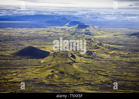 Dramatische island Landschaft aus Kratern von Laki vulkanischen Spalte mit einem grünen Hügel und schwarze Lava sieht aus wie ein Mond Stockfoto