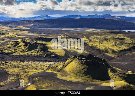 Dramatische island Landschaft aus Kratern von Laki vulkanischen Spalte mit einem grünen Hügel und schwarze Lava sieht aus wie ein Mond Stockfoto