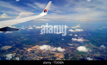 KUALA LUMPUR, Malaysia - Apr 11th, 2015: Flügel während des Fluges mit einem Flugzeug mit blauen Himmel und Wolken Stockfoto