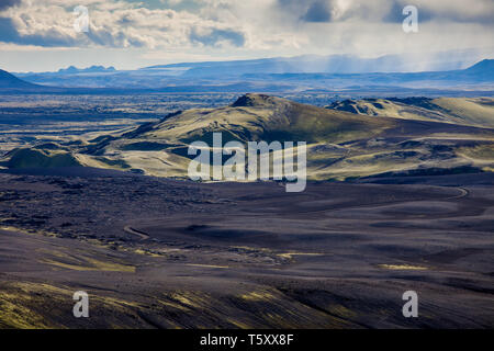 Dramatische island Landschaft aus Kratern von Laki vulkanischen Spalte mit einem grünen Hügel und schwarze Lava sieht aus wie ein Mond Stockfoto