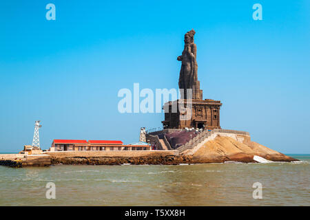 Thiruvalluvar Statue auf der kleinen Insel in Kanyakumari Stadt in Tamil Nadu, Indien Stockfoto