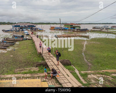 Tabatinga, Brasilien - 25. November 2018: Hafen von Amazon River bei Niedrigwasser Saison. Südamerika. Amazonas. Tres Fronteras. Regenwald von Amaz Stockfoto