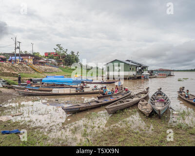 Tabatinga, Brasilien - November 25, 2018: Die Menschen in den hölzernen Boot im Hafen von Amazonas. Südamerika. Amazonas. Tres Fronteras. Regen für Stockfoto