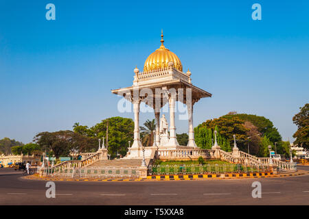 Statue von Maharaja Chamarajendar Wodeyar König im Zentrum der Stadt Mysore in Indien Stockfoto