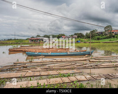 Tabatinga, Brasilien - 25. November 2018: Neue Holz- Boot im Hafen von Amazonas. Südamerika. Amazonas. Tres Fronteras. Regenwald von Amaz Stockfoto