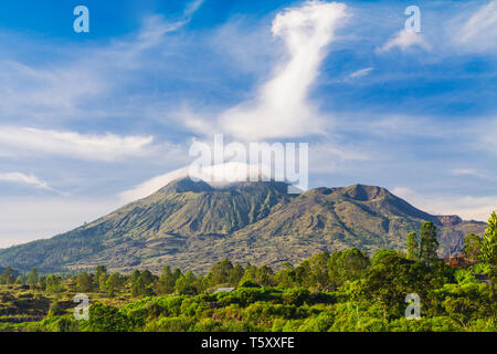 Mount Batur ist ein aktiver Vulkan im Zentrum der Insel Bali in Indonesien gelegen Stockfoto