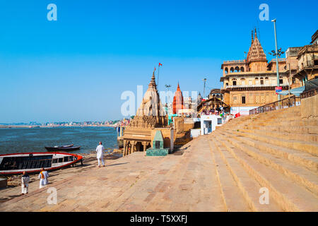 Ratneshwar Mahadev Tempel oder schiefen Tempel ist in Varanasi in Uttar Pradesh, Nordindien entfernt Stockfoto