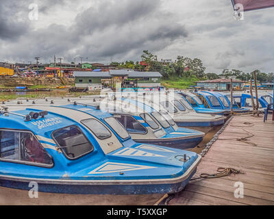 Tabatinga, Brasilien - 25. November 2018: Schnelles Boot im Hafen von Amazonas. Südamerika. Amazonas. Tres Fronteras. Regenwald Amazoniens. Stockfoto