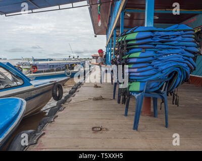 Tabatinga, Brasilien - 25. November 2018: Schnelles Boot und Rettungswesten warten auf die Touristen in den Hafen von Amazonas. Südamerika. Amazonas. Stockfoto