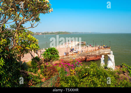 Dona Paula Kap ist ein Aussichtspunkt auf die Stadt Panjim in Goa, Indien Stockfoto