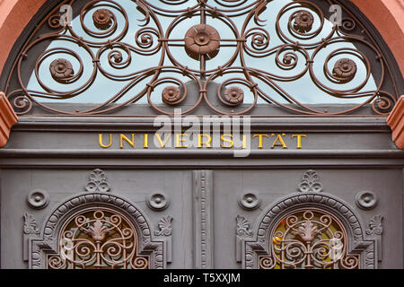 Barocke Tür der alten Gebäude im Stadtzentrum mit goldenen Buchstaben mit deutschen Wort für Universität, die jetzt als Konferenz- und Veranstaltungssaal verwendet wird Stockfoto