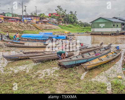 Tabatinga, Brasilien - 25. November 2018: Menschen und Holz- Boot im Hafen von Amazonas. Südamerika. Amazonas. Tres Fronteras. Regenwald Stockfoto