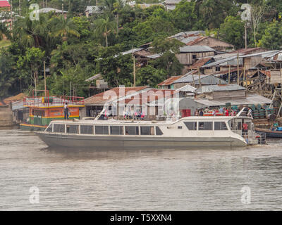 Pebas, Peru - Dezember 04, 2018: Speed Boot in das Dorf kommen, am Ufer des Amazonas. Südamerika. Stockfoto