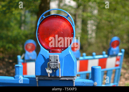 In der Nähe von hellen roten Reflektor Lampe blauer Gerüst an der Baustelle angebracht Stockfoto