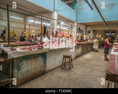 Iquitos, Peru - 06 Dezember, 2018: Die verschiedenen Arten von Fleisch am Belen Markt. Lateinamerika. Belén Mercado. Stockfoto