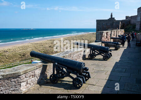 Canones über die Batterie Terrasse an Bamburgh Castle, Northumberland, England, Großbritannien Stockfoto