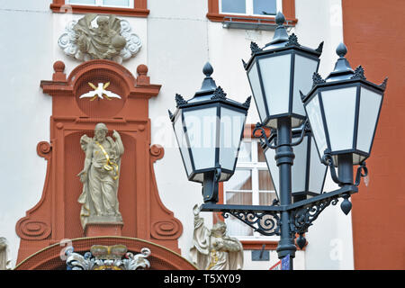 Barocke Tür der alten Gebäude im Stadtzentrum mit goldenen Buchstaben mit deutschen Wort für Universität, die jetzt als Konferenz- und Veranstaltungssaal verwendet wird Stockfoto