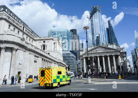 Die Bank von England, aka die alte Dame von Threadneedle Street und der Royal Exchange in der City von London, Großbritannien Stockfoto