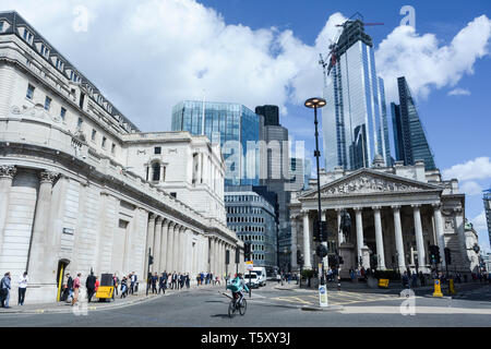 Die Bank von England, aka die alte Dame von Threadneedle Street und der Royal Exchange in der City von London, Großbritannien Stockfoto