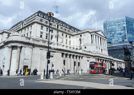 Die Bank von England, aka die alte Dame von Threadneedle Street, in der City von London, Großbritannien Stockfoto