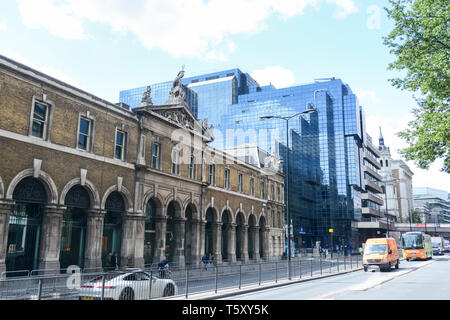 Äußere des Old Billingsgate Fish Market und Nördlichen & Express Zeitung Gruppe Shell Gebäude, Lower Thames Street, London, EC3, UK Stockfoto