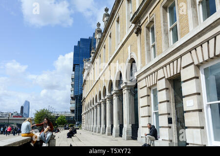 Die Terrasse des Old Billingsgate Fish Market jetzt umbenannt Old Billingsgate Markt in der City von London, Großbritannien Stockfoto