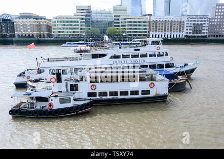 Touristische Sportboote gebunden - bis in den Hafen von London, London, Großbritannien Stockfoto