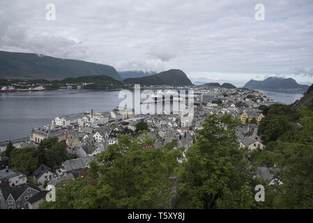 Wiederherstellung nach einem Großbrand im Jahre 1904 vor allem im Jugendstil Architektur und auf drei großen Inseln Ålesund ist eine touristische Hotspot in Norwegen. Stockfoto