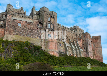 Externe Ansicht von Bamburgh Castle von Bamburgh Dorf, Northumberland, England, Großbritannien Stockfoto