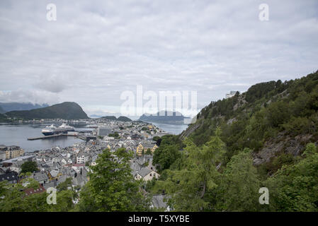 Wiederherstellung nach einem Großbrand im Jahre 1904 vor allem im Jugendstil Architektur und auf drei großen Inseln Ålesund ist eine touristische Hotspot in Norwegen. Stockfoto