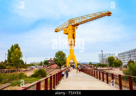 NANTES, FRANKREICH - 16. SEPTEMBER 2018: Grue Titan Jaune oder Gelb Titan Kran ist eine verlassene Kran an die Spitze der Insel von Nantes in Frankreich Stockfoto