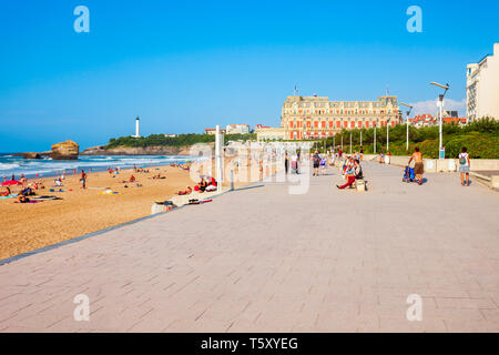 BIARRITZ, Frankreich - 18. SEPTEMBER 2018: die Promenade an der La Grande Plage, öffentlichen Strand von Biarritz Stadt am Golf von Biskaya an der Atlantikküste in F Stockfoto