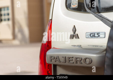 "Nördlichen Emirat, RAK/VAE - 3/30/2019: "Eine beige Mitsubishi Pajero hinten Logo erschossen." Stockfoto