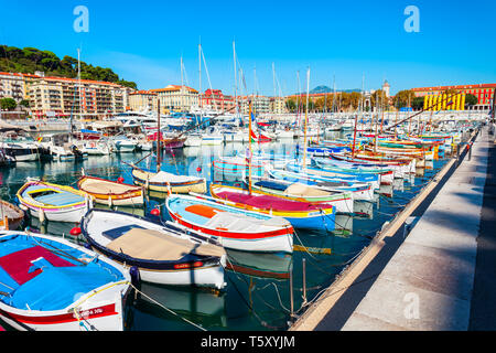 Nizza, Frankreich - 27 SEPTEMBER 2018: Schönes Hafen mit Booten und Yachten. Nizza ist eine Stadt an der Französischen Riviera und an der Cote d'Azur in Frankreich. Stockfoto