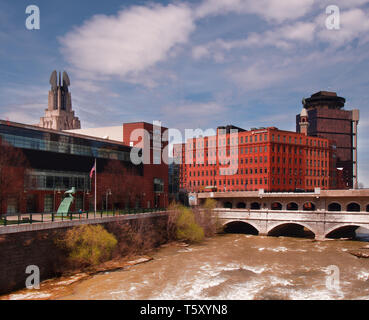 Rochester, New York, USA. April 25, 2019. Downtown Rochester, NYand der Genesee River auf eine schöne Frühling Wochentag Nachmittag Stockfoto
