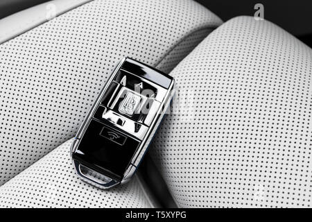 Monte Carlo, Monaco, 24. Februar 2019: Das neue Rolls Royce Cullinan kabellosen Schlüsseln in weißem gelochtem Leder Interieur. Rolls-Royce Cullinan Luxus S Stockfoto