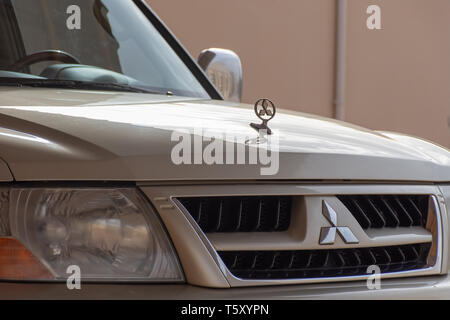 "Nördlichen Emirat, RAK/VAE - 3/30/2019: "einem Mitsubishi Pajero Innenraum geschossen von Schwarzes Lenkrad und Logo." / 2019: "Eine beige Mitsubishi Pajero vorne g Stockfoto