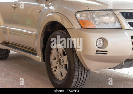 "Nördlichen Emirat, RAK/VAE - 3/30/2019: "Eine beige Mitsubishi Pajero Seite Blick auf Reifen, Stoßfänger und seitliche Abdeckung suchen." Stockfoto