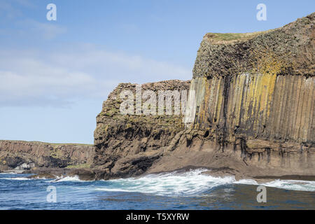 Basaltsäulen am Fingal's Cave auf Staffa in der Inneren Hebriden, Argyll und Bute, Schottland, Großbritannien Stockfoto