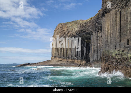 Basaltsäulen am Fingal's Cave auf Staffa in der Inneren Hebriden, Argyll und Bute, Schottland, Großbritannien Stockfoto