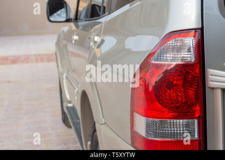 "Nördlichen Emirat, RAK/VAE - 3/30/2019: "Eine beige Mitsubishi Pajero Seitenansicht hinten Rückleuchte und Seitenwand suchen." Stockfoto